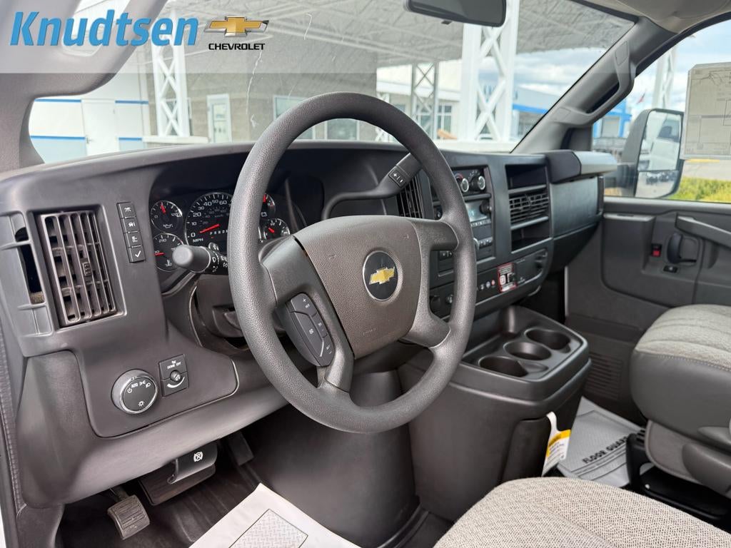 2025 Chevrolet Express Cutaway 3500 1WT