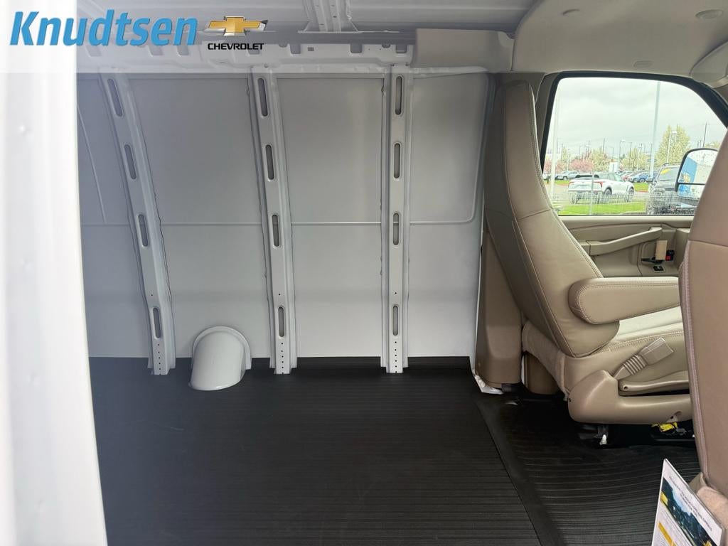 2025 Chevrolet Express Cargo WT
